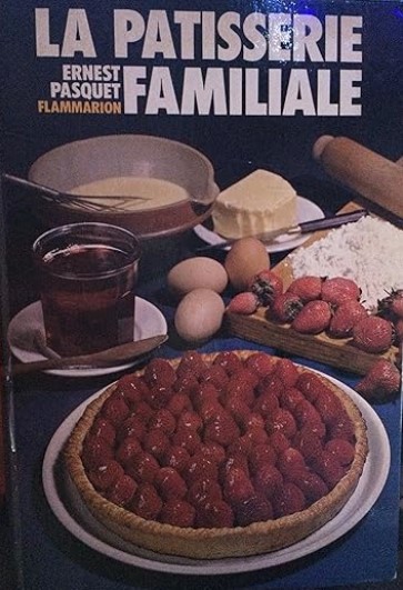 Copertina  La pâtisserie familiale; plus de 700 recettes de pâtisserie, glaces, entremets de cuisine, confiserie, 64 présentations en couleurs de gâteaux, 65 gravures en noir de manipulation.